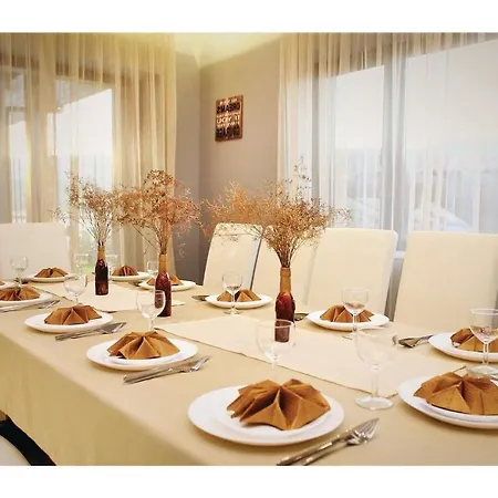 Semesterbostad Eight-bedroom Holiday In