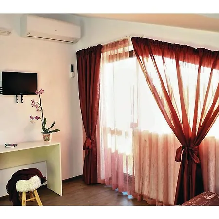 Eight-bedroom Holiday In *